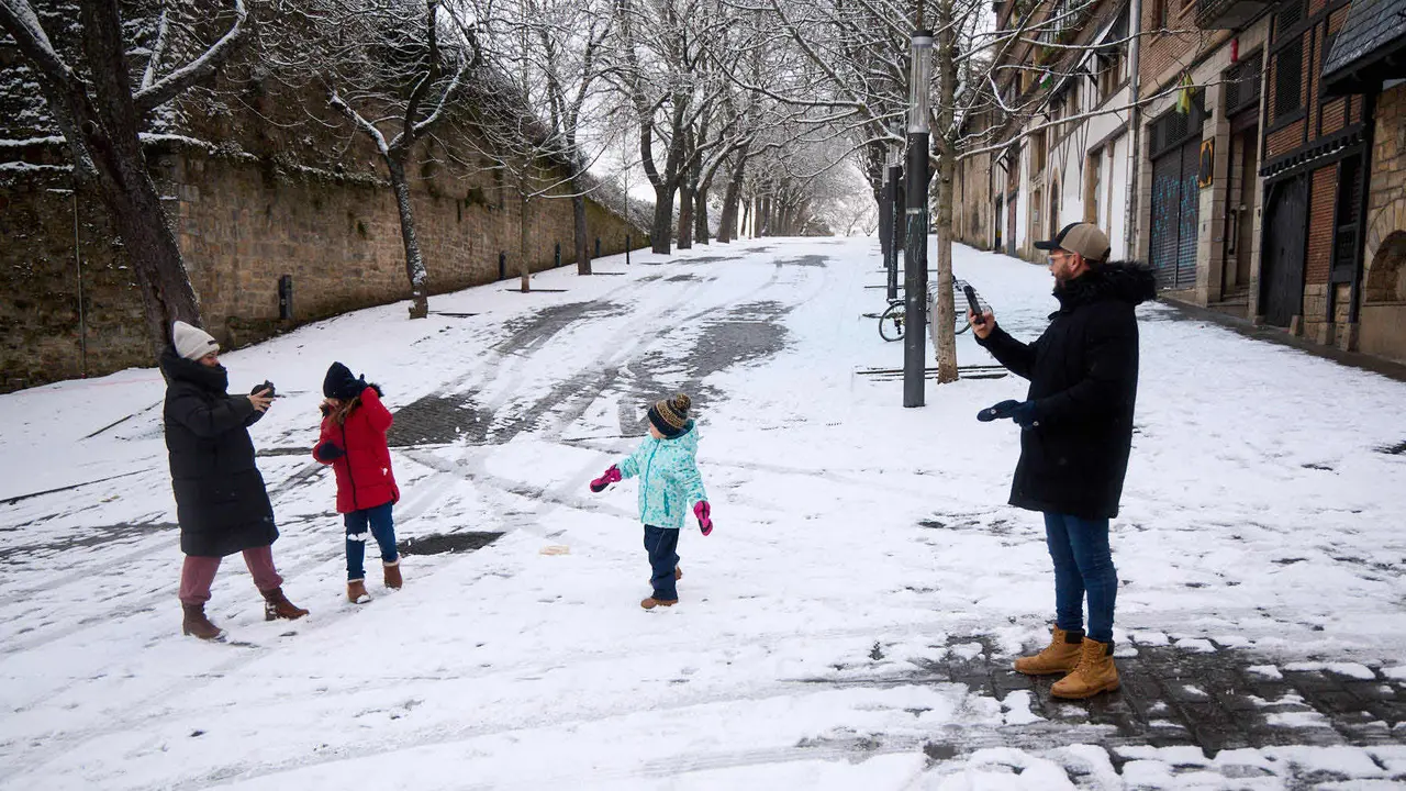 Pamplona amanece cubierta de nieve en la ma&ntilde;ana del d&iacute;a de Reyes por el paso de la borrasca Francis. I&Ntilde;IGO ALZUGARAY