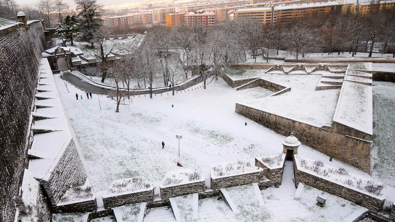 Pamplona amanece cubierta de nieve en la ma&ntilde;ana del d&iacute;a de Reyes por el paso de la borrasca Francis. I&Ntilde;IGO ALZUGARAY
