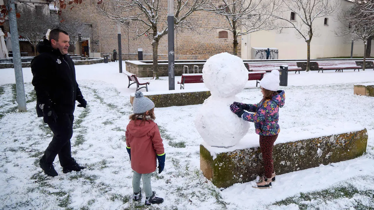Pamplona amanece cubierta de nieve en la ma&ntilde;ana del d&iacute;a de Reyes por el paso de la borrasca Francis. I&Ntilde;IGO ALZUGARAY