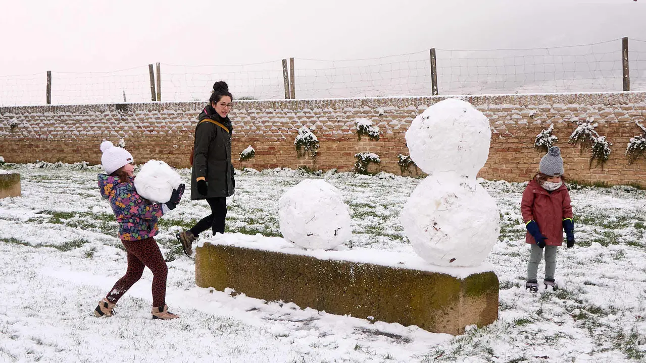 Pamplona amanece cubierta de nieve en la ma&ntilde;ana del d&iacute;a de Reyes por el paso de la borrasca Francis. I&Ntilde;IGO ALZUGARAY