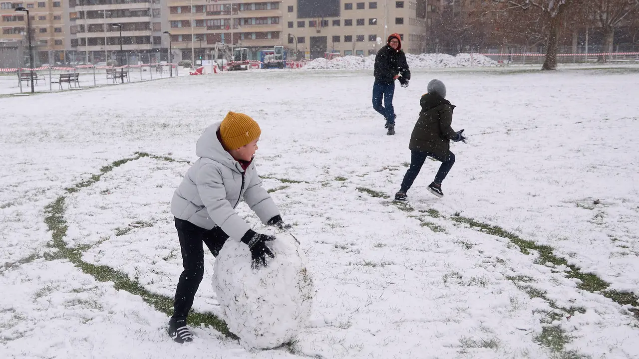 Pamplona amanece cubierta de nieve en la ma&ntilde;ana del d&iacute;a de Reyes por el paso de la borrasca Francis. I&Ntilde;IGO ALZUGARAY