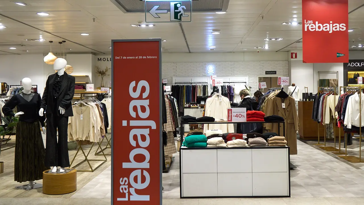 Primer d&iacute;a de las rebajas de invierno en El Corte Ingl&eacute;s de Pamplona. I&Ntilde;IGO ALZUGARAY