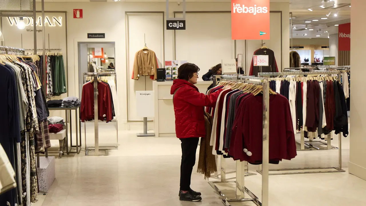 Primer d&iacute;a de las rebajas de invierno en El Corte Ingl&eacute;s de Pamplona. I&Ntilde;IGO ALZUGARAY