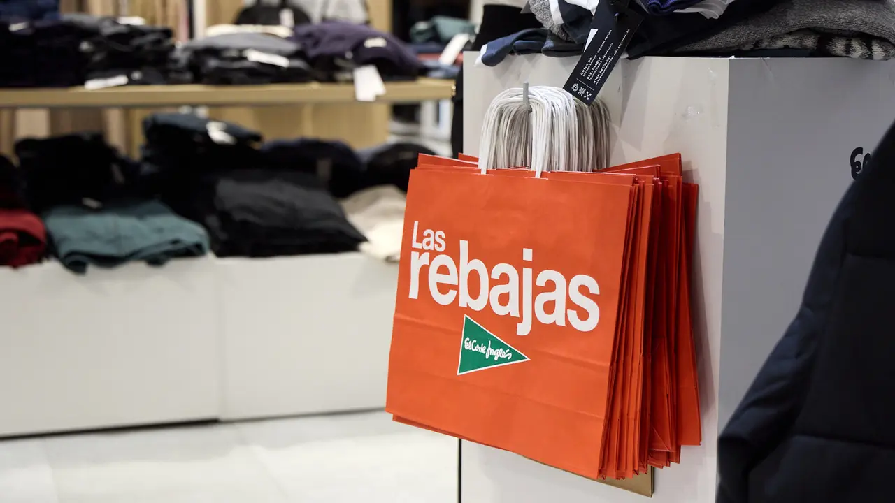 Primer d&iacute;a de las rebajas de invierno en El Corte Ingl&eacute;s de Pamplona. I&Ntilde;IGO ALZUGARAY