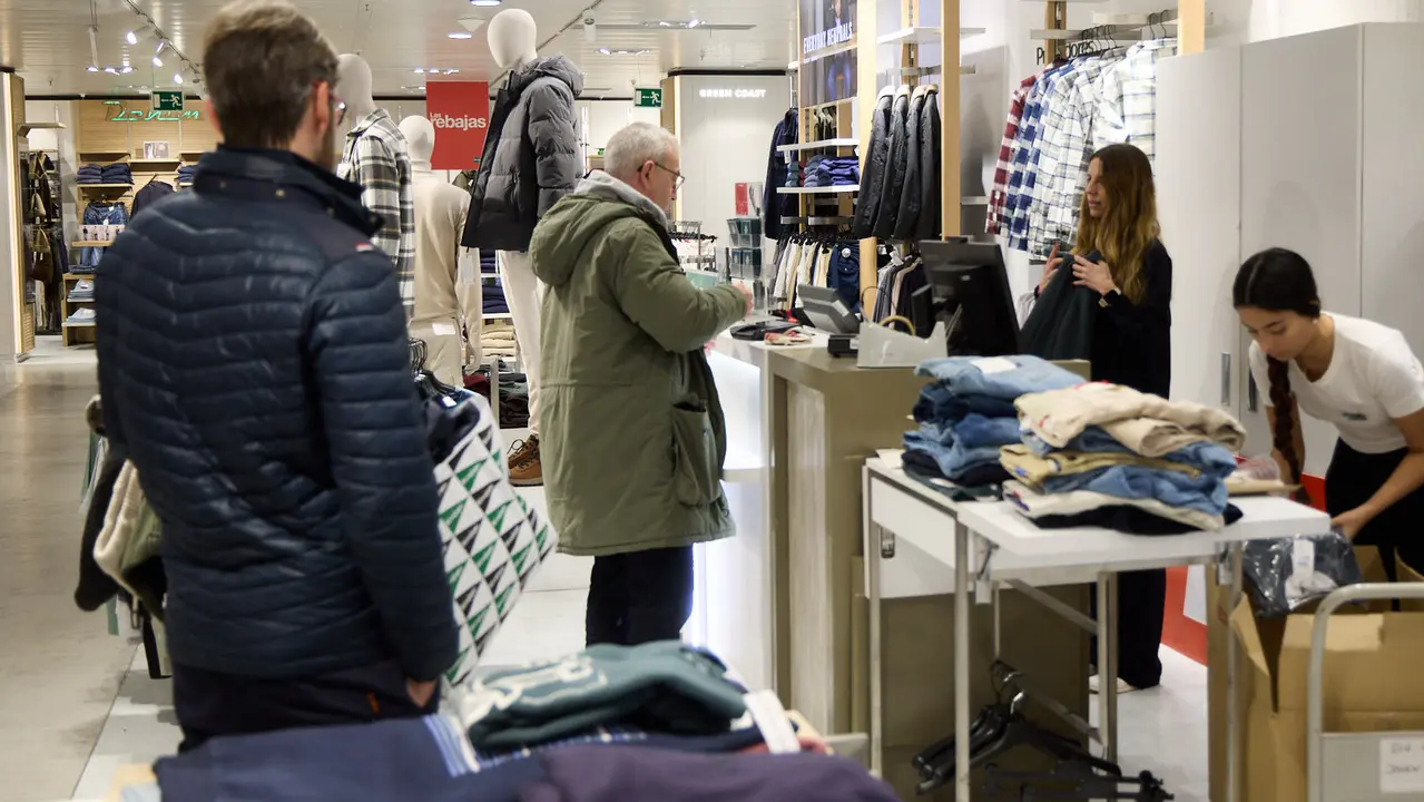 Primer d&iacute;a de las rebajas de invierno en El Corte Ingl&eacute;s de Pamplona. I&Ntilde;IGO ALZUGARAY