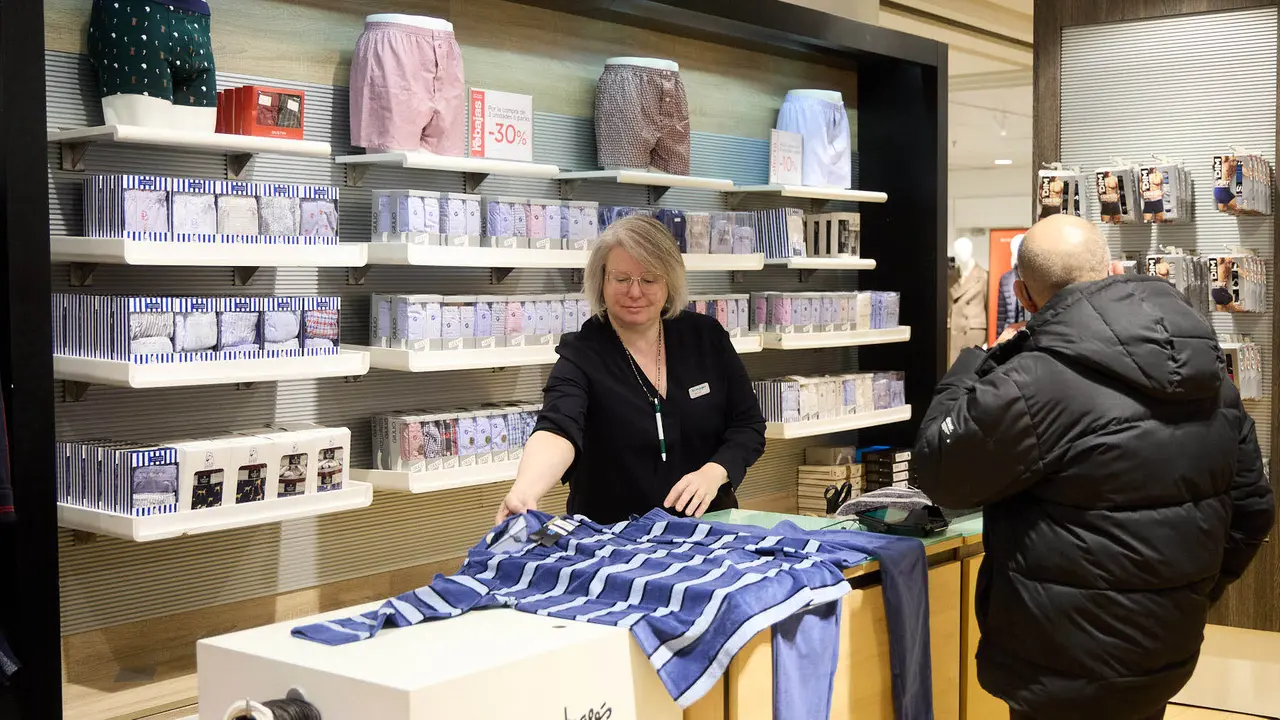Primer d&iacute;a de las rebajas de invierno en El Corte Ingl&eacute;s de Pamplona. I&Ntilde;IGO ALZUGARAY