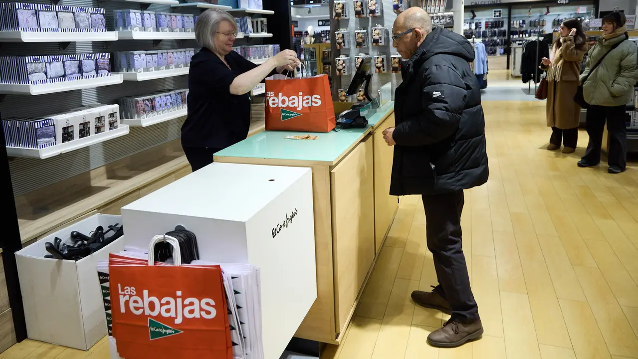Primer d&iacute;a de las rebajas de invierno en El Corte Ingl&eacute;s de Pamplona. I&Ntilde;IGO ALZUGARAY