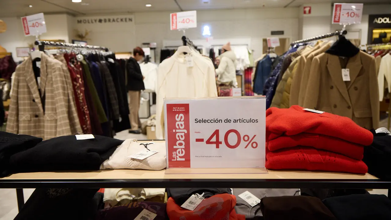 Primer d&iacute;a de las rebajas de invierno en El Corte Ingl&eacute;s de Pamplona. I&Ntilde;IGO ALZUGARAY