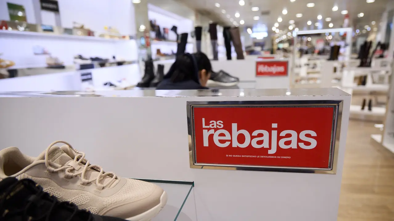Primer d&iacute;a de las rebajas de invierno en El Corte Ingl&eacute;s de Pamplona. I&Ntilde;IGO ALZUGARAY