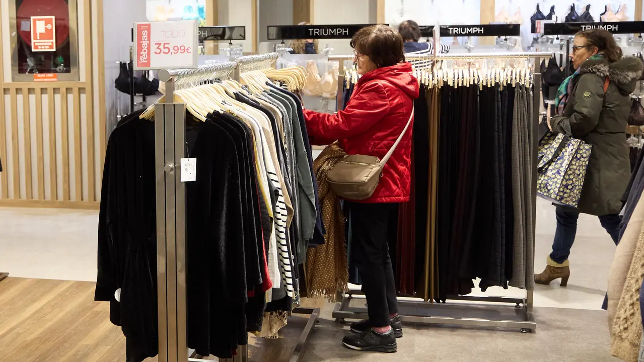 Primer d&iacute;a de las rebajas de invierno en El Corte Ingl&eacute;s de Pamplona. I&Ntilde;IGO ALZUGARAY