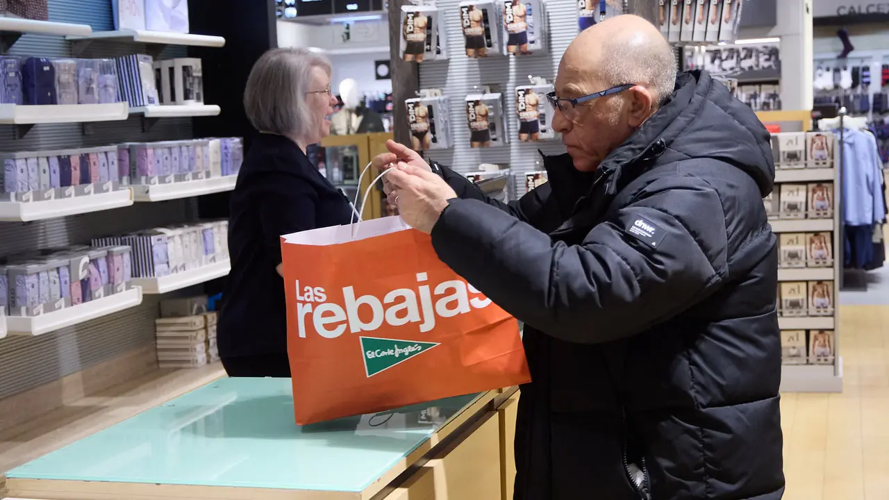 Primer d&iacute;a de las rebajas de invierno en El Corte Ingl&eacute;s de Pamplona. I&Ntilde;IGO ALZUGARAY