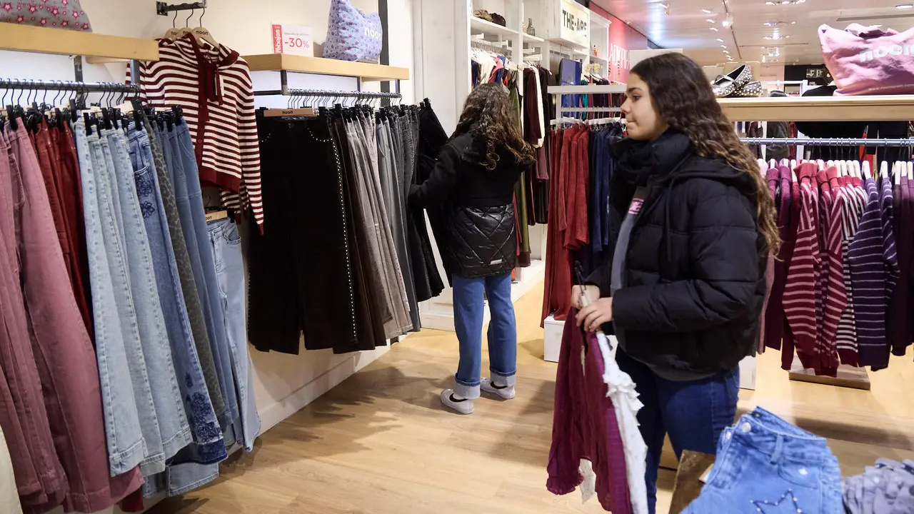Primer d&iacute;a de las rebajas de invierno en El Corte Ingl&eacute;s de Pamplona. I&Ntilde;IGO ALZUGARAY