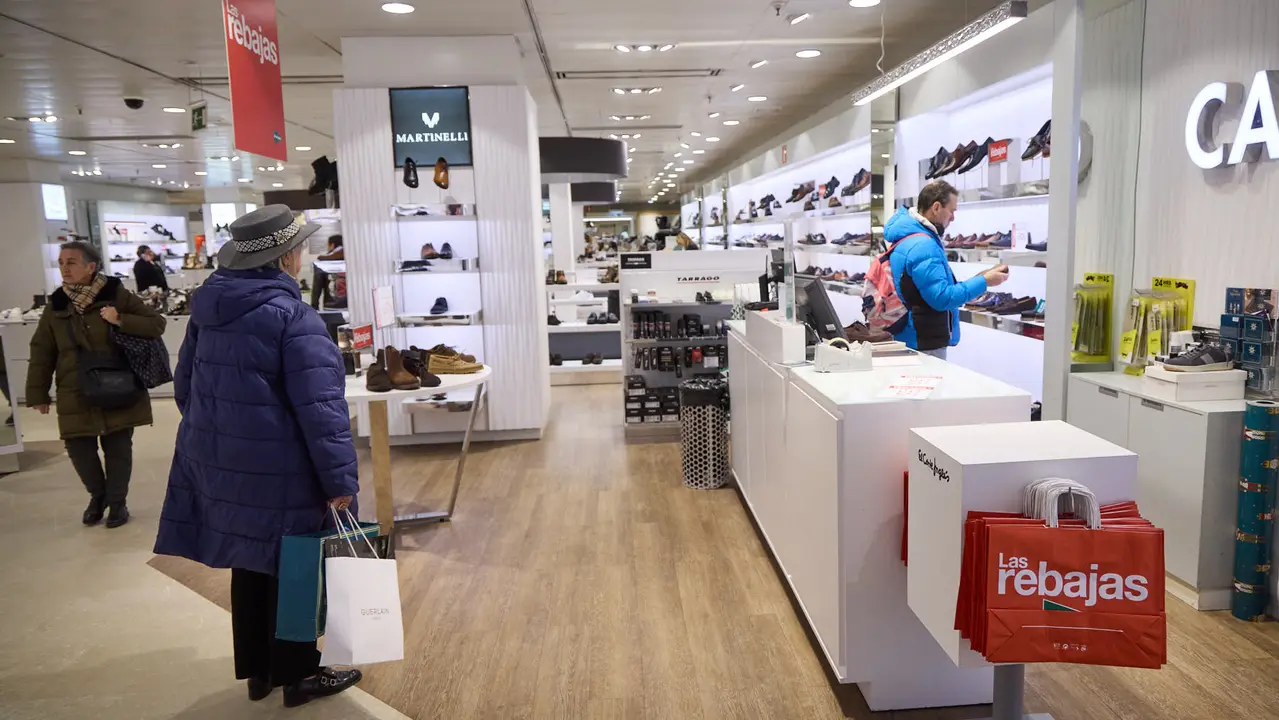 Primer d&iacute;a de las rebajas de invierno en El Corte Ingl&eacute;s de Pamplona. I&Ntilde;IGO ALZUGARAY