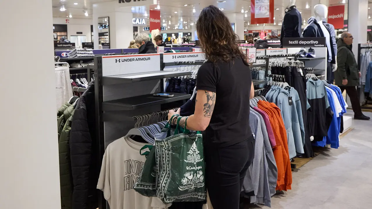 Primer d&iacute;a de las rebajas de invierno en El Corte Ingl&eacute;s de Pamplona. I&Ntilde;IGO ALZUGARAY
