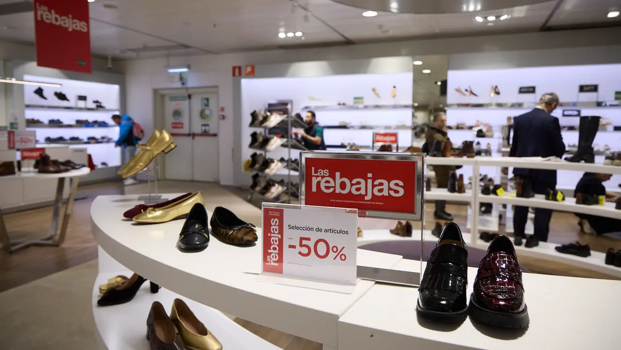 Primer d&iacute;a de las rebajas de invierno en El Corte Ingl&eacute;s de Pamplona. I&Ntilde;IGO ALZUGARAY