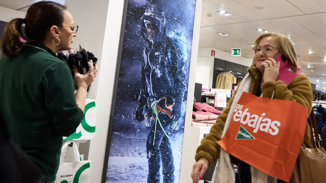 Primer d&iacute;a de las rebajas de invierno en El Corte Ingl&eacute;s de Pamplona. I&Ntilde;IGO ALZUGARAY