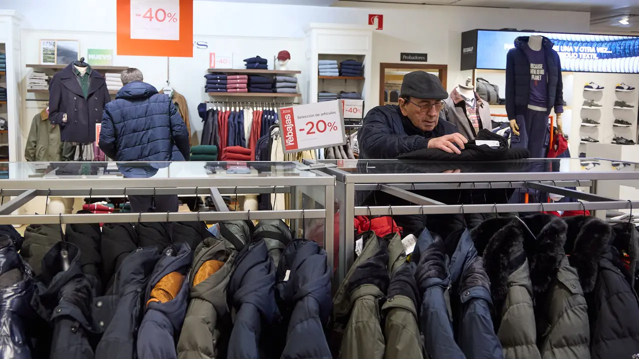 Primer d&iacute;a de las rebajas de invierno en El Corte Ingl&eacute;s de Pamplona. I&Ntilde;IGO ALZUGARAY