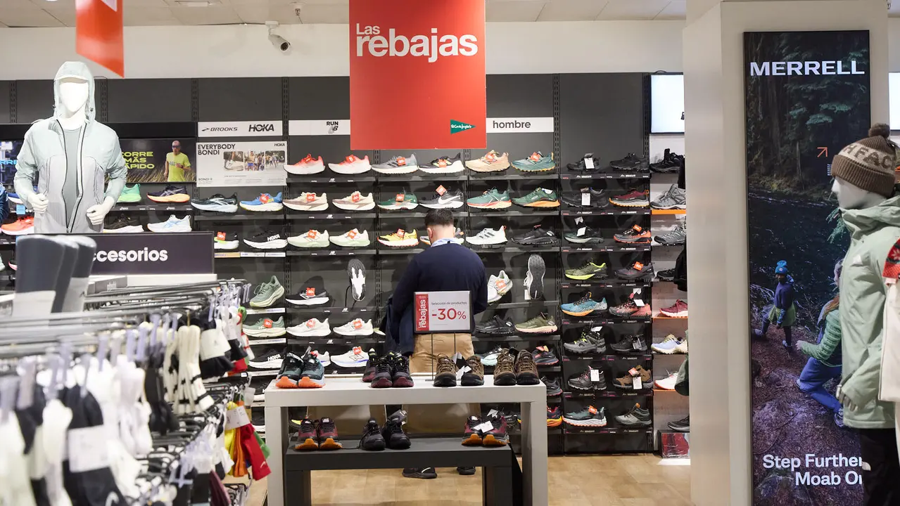 Primer d&iacute;a de las rebajas de invierno en El Corte Ingl&eacute;s de Pamplona. I&Ntilde;IGO ALZUGARAY