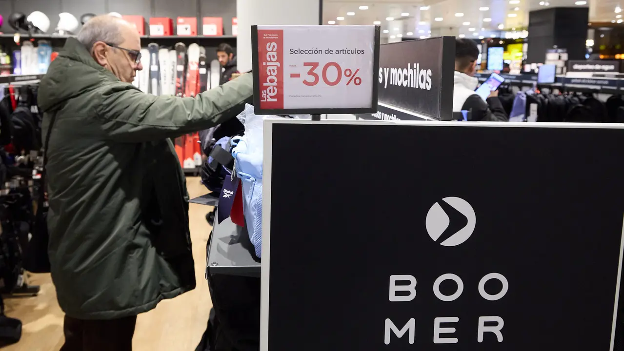 Primer d&iacute;a de las rebajas de invierno en El Corte Ingl&eacute;s de Pamplona. I&Ntilde;IGO ALZUGARAY