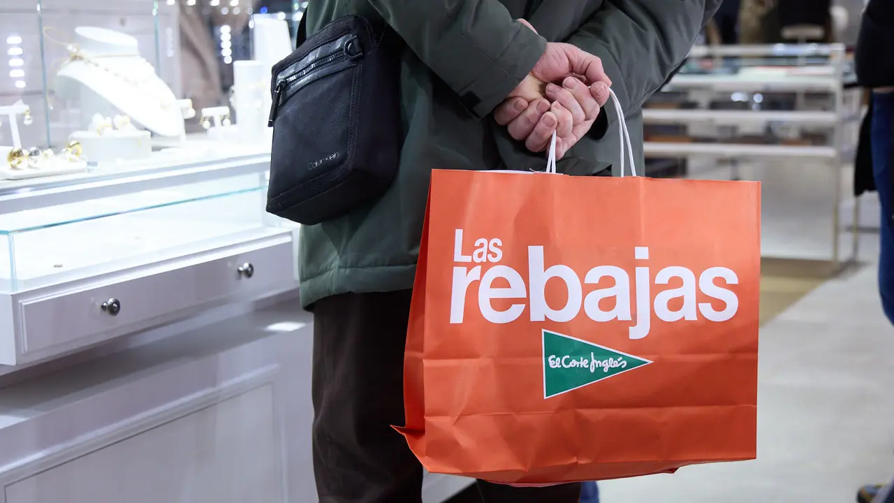 Primer d&iacute;a de las rebajas de invierno en El Corte Ingl&eacute;s de Pamplona. I&Ntilde;IGO ALZUGARAY