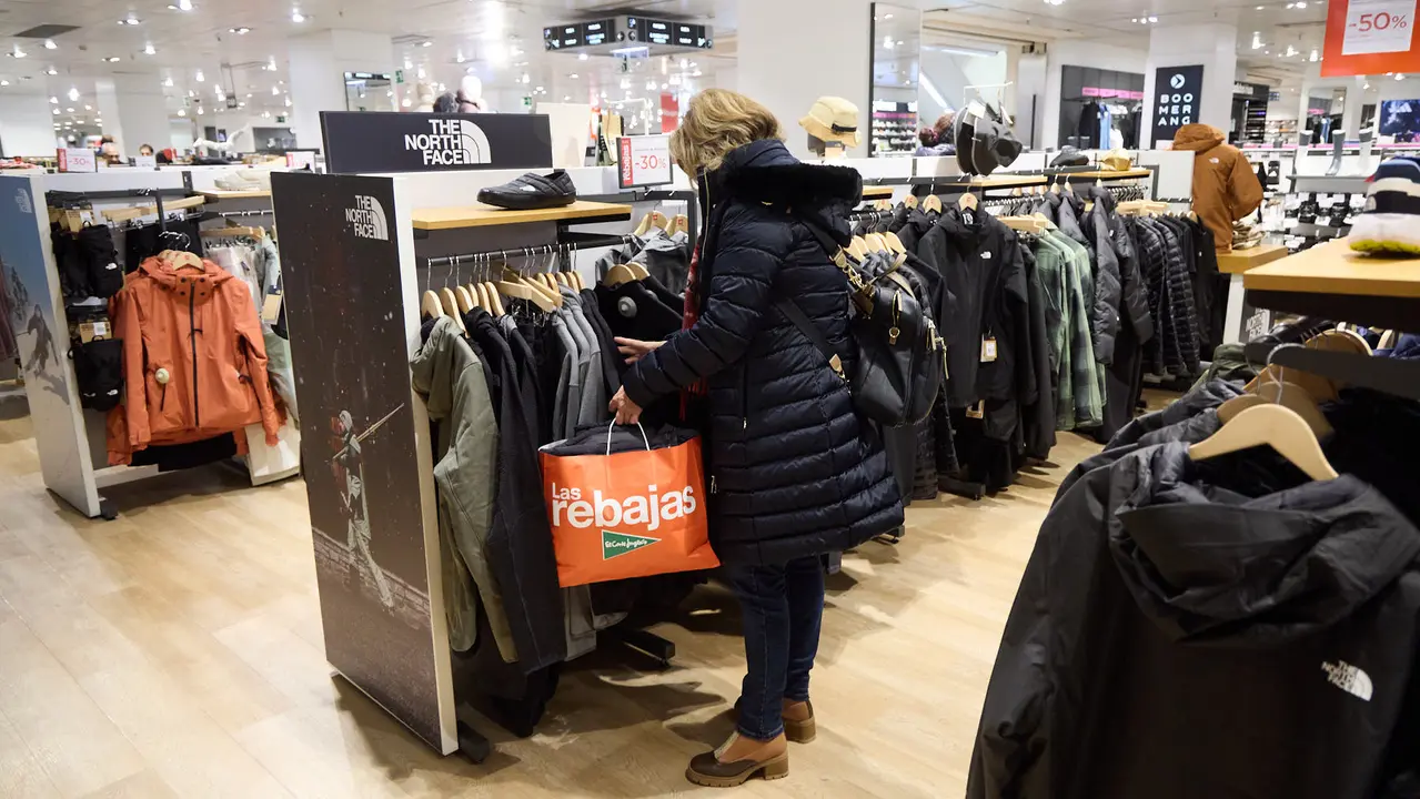 Primer d&iacute;a de las rebajas de invierno en El Corte Ingl&eacute;s de Pamplona. I&Ntilde;IGO ALZUGARAY