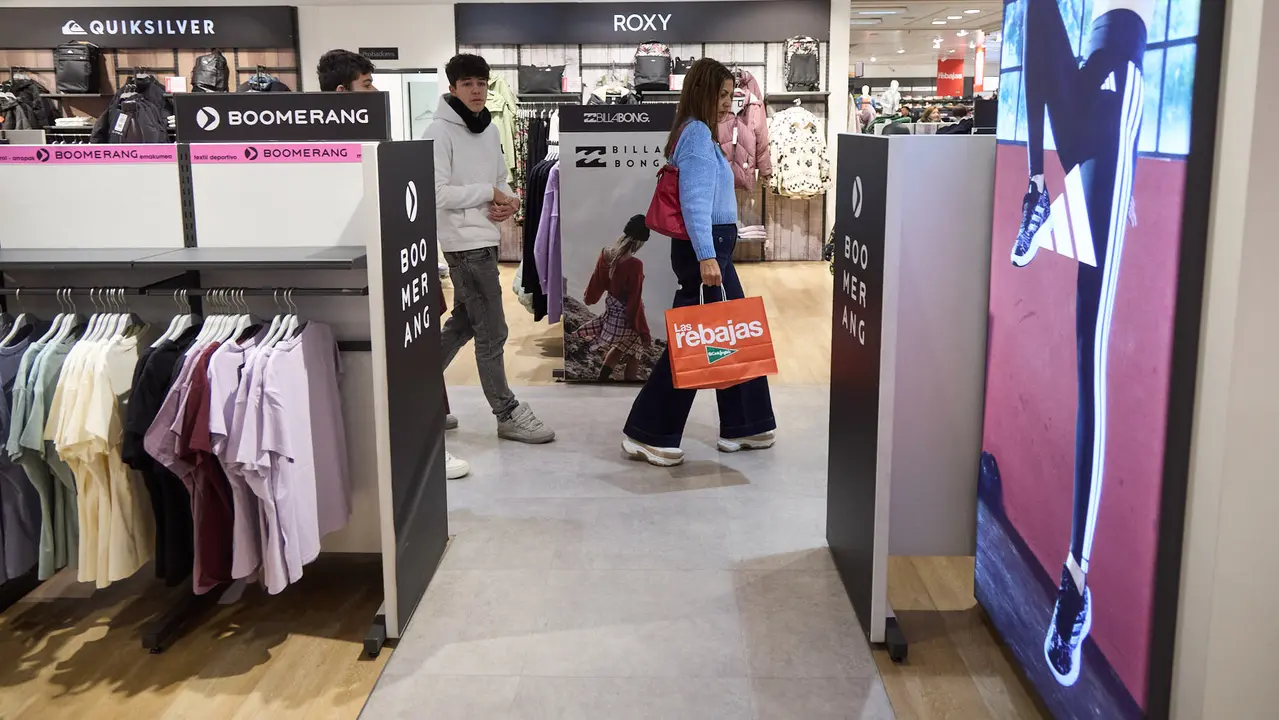 Primer d&iacute;a de las rebajas de invierno en El Corte Ingl&eacute;s de Pamplona. I&Ntilde;IGO ALZUGARAY