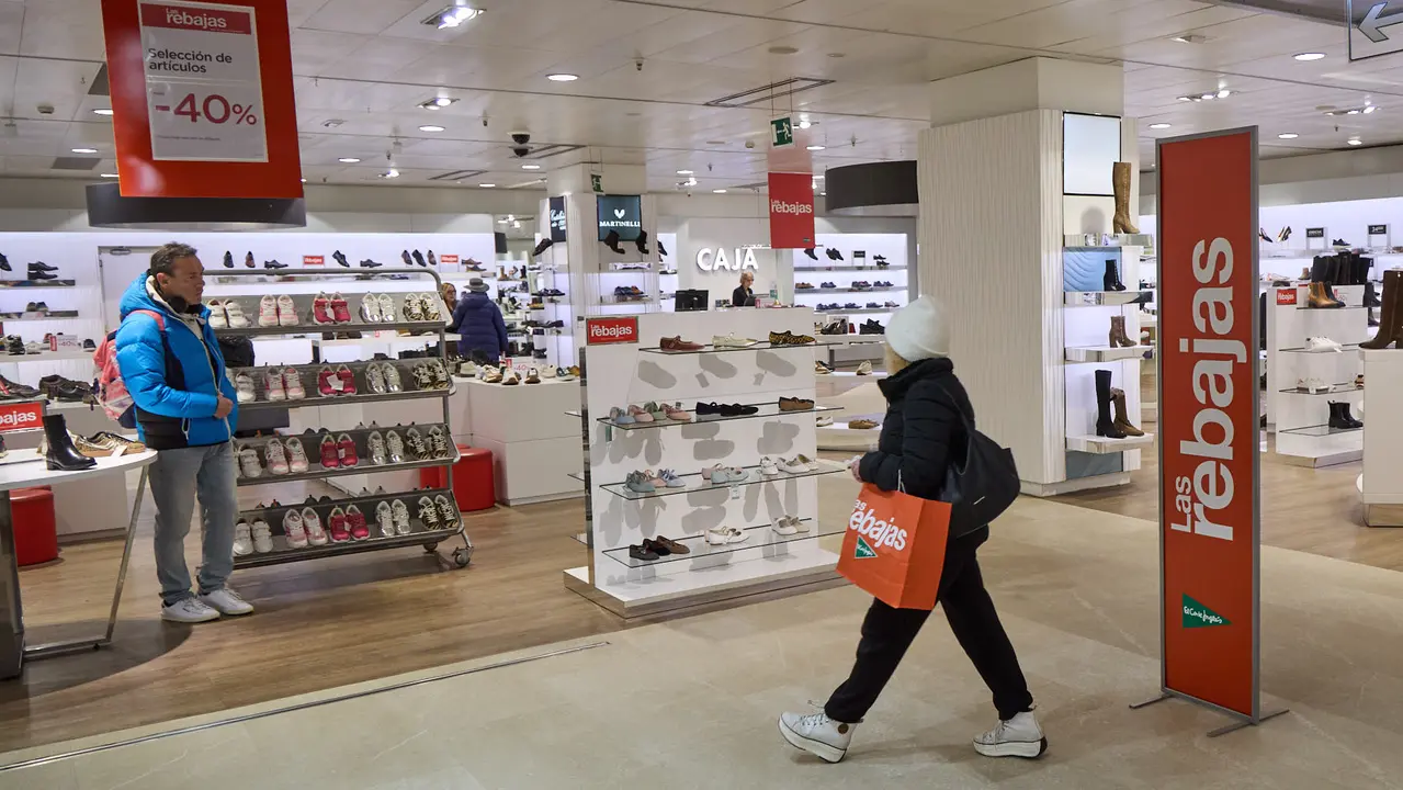 Primer d&iacute;a de las rebajas de invierno en El Corte Ingl&eacute;s de Pamplona. I&Ntilde;IGO ALZUGARAY
