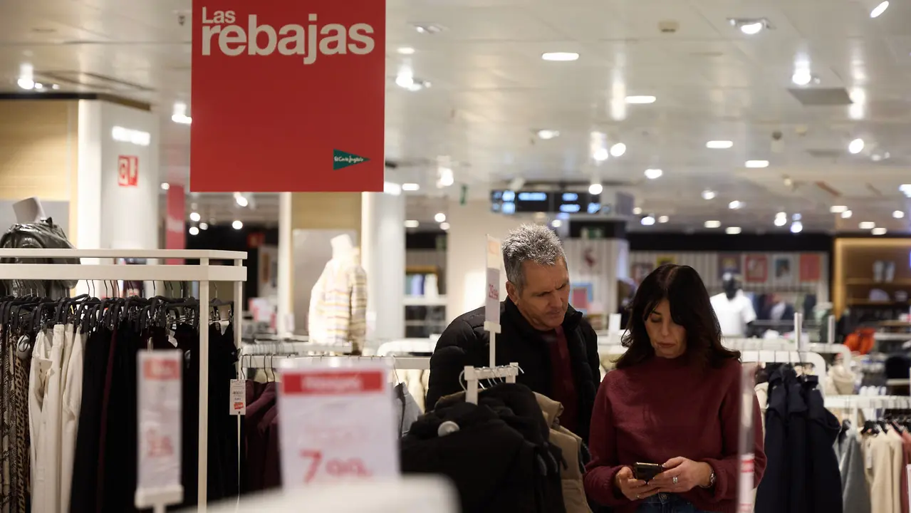 Primer d&iacute;a de las rebajas de invierno en El Corte Ingl&eacute;s de Pamplona. I&Ntilde;IGO ALZUGARAY