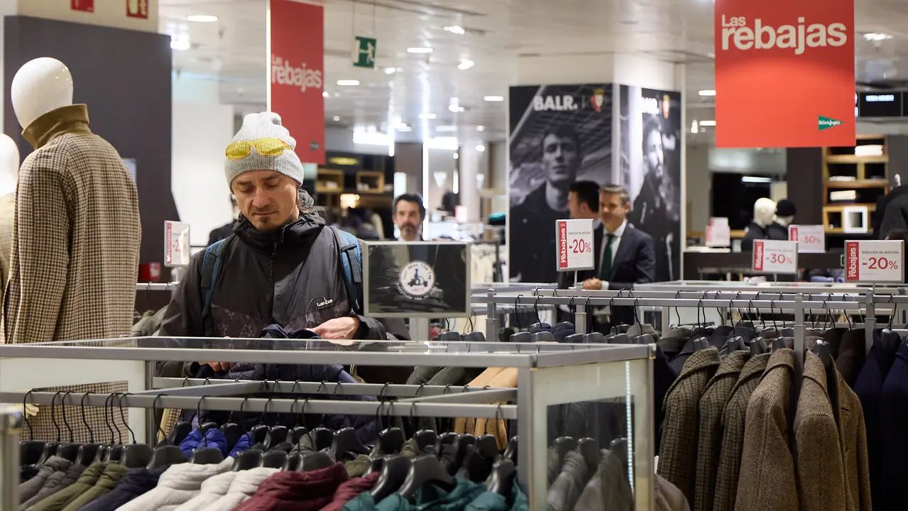Primer d&iacute;a de las rebajas de invierno en El Corte Ingl&eacute;s de Pamplona. I&Ntilde;IGO ALZUGARAY