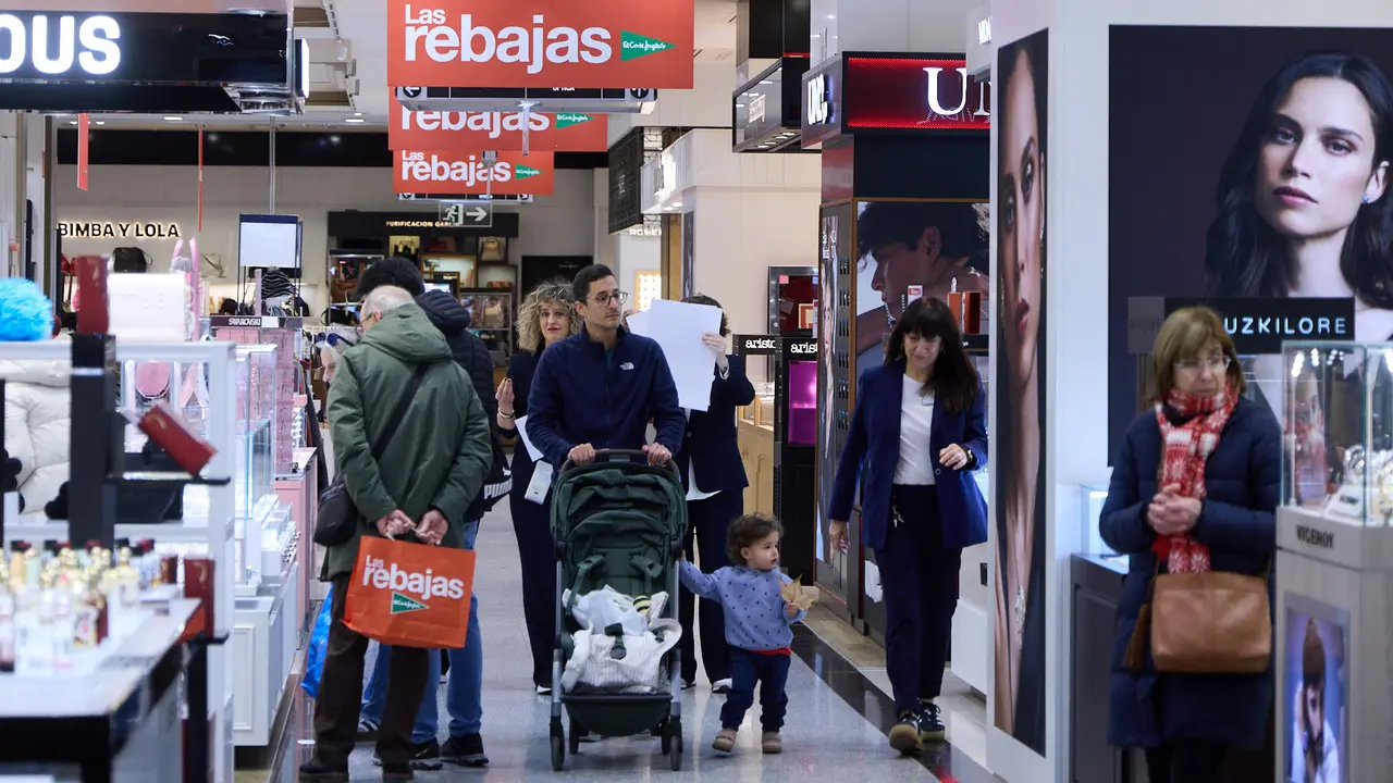 Primer d&iacute;a de las rebajas de invierno en El Corte Ingl&eacute;s de Pamplona. I&Ntilde;IGO ALZUGARAY