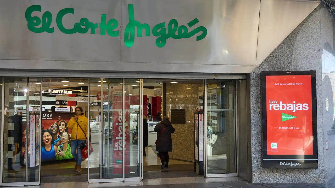 Primer d&iacute;a de las rebajas de invierno en El Corte Ingl&eacute;s de Pamplona. I&Ntilde;IGO ALZUGARAY