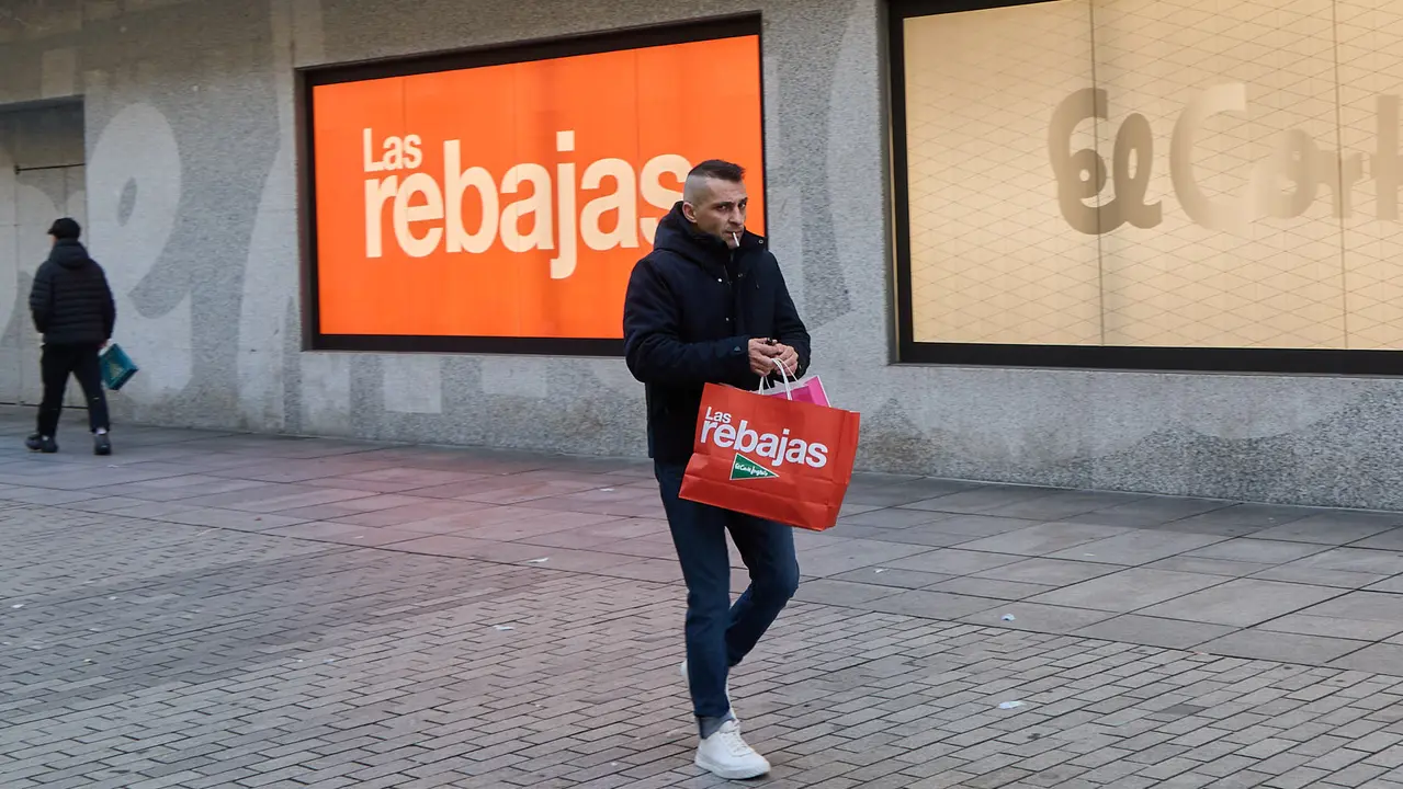 Primer d&iacute;a de las rebajas de invierno en El Corte Ingl&eacute;s de Pamplona. I&Ntilde;IGO ALZUGARAY