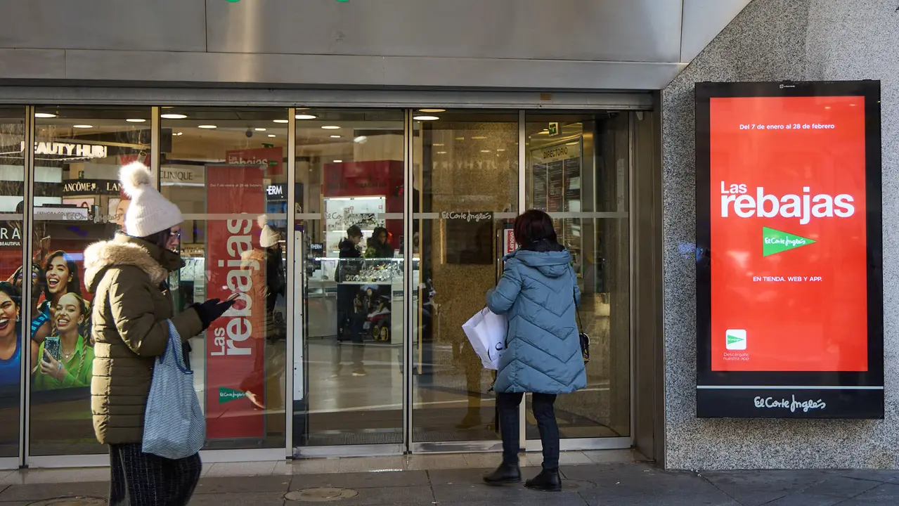 Primer d&iacute;a de las rebajas de invierno en El Corte Ingl&eacute;s de Pamplona. I&Ntilde;IGO ALZUGARAY