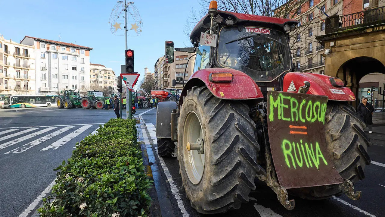 Tractorada en Pamplona contra las pol&iacute;ticas europeas del sector primario y en rechazo al acuerdo de Mercosur. I&Ntilde;IGO ALZUGARAY