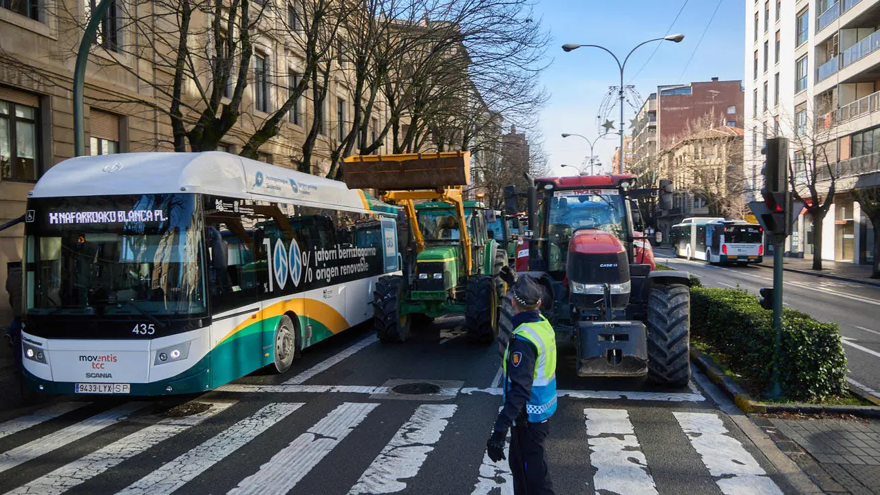 Tractorada en Pamplona contra las pol&iacute;ticas europeas del sector primario y en rechazo al acuerdo de Mercosur. I&Ntilde;IGO ALZUGARAY