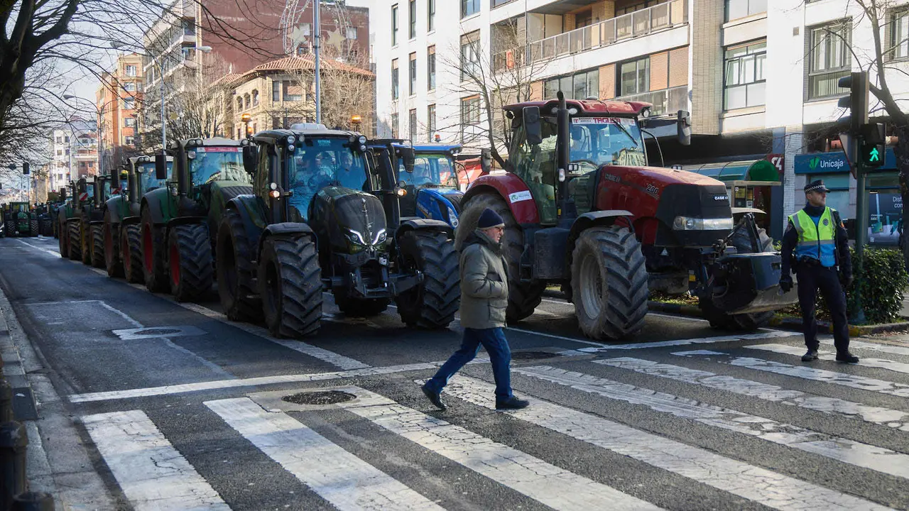Tractorada en Pamplona contra las pol&iacute;ticas europeas del sector primario y en rechazo al acuerdo de Mercosur. I&Ntilde;IGO ALZUGARAY