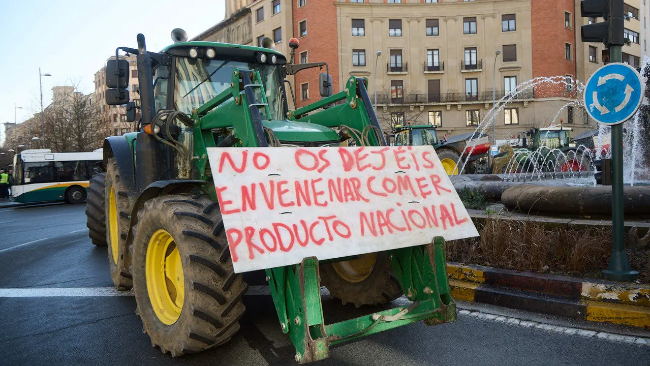 Tractorada en Pamplona contra las pol&iacute;ticas europeas del sector primario y en rechazo al acuerdo de Mercosur. I&Ntilde;IGO ALZUGARAY