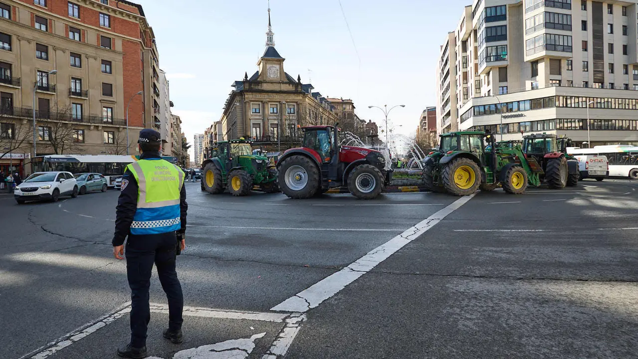 Tractorada en Pamplona contra las pol&iacute;ticas europeas del sector primario y en rechazo al acuerdo de Mercosur. I&Ntilde;IGO ALZUGARAY