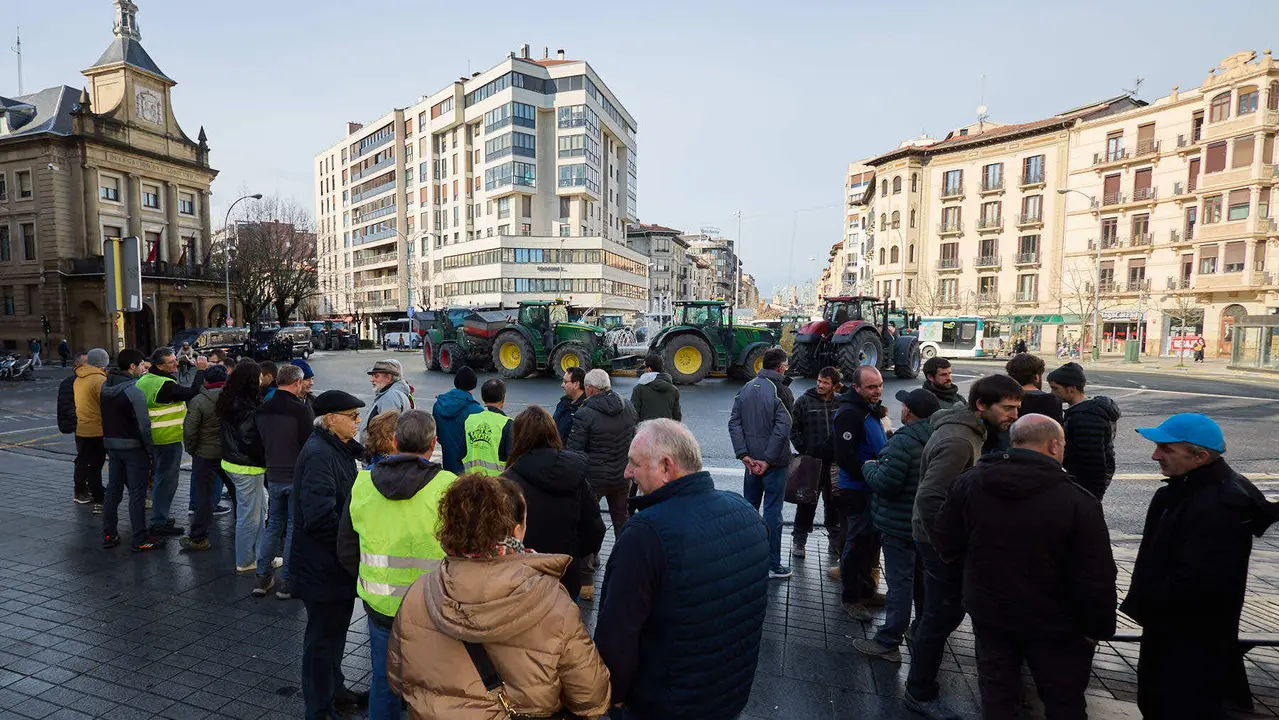 Tractorada en Pamplona contra las pol&iacute;ticas europeas del sector primario y en rechazo al acuerdo de Mercosur. I&Ntilde;IGO ALZUGARAY