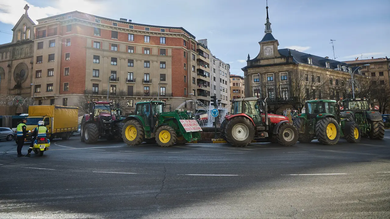 Tractorada en Pamplona contra las pol&iacute;ticas europeas del sector primario y en rechazo al acuerdo de Mercosur. I&Ntilde;IGO ALZUGARAY