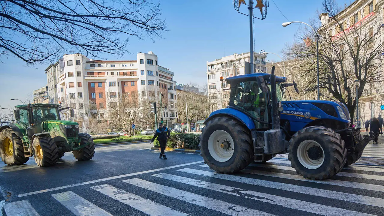 Tractorada en Pamplona contra las pol&iacute;ticas europeas del sector primario y en rechazo al acuerdo de Mercosur. I&Ntilde;IGO ALZUGARAY