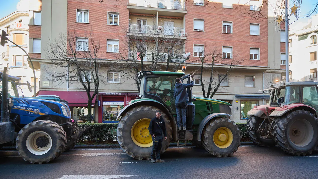 Tractorada en Pamplona contra las pol&iacute;ticas europeas del sector primario y en rechazo al acuerdo de Mercosur. I&Ntilde;IGO ALZUGARAY
