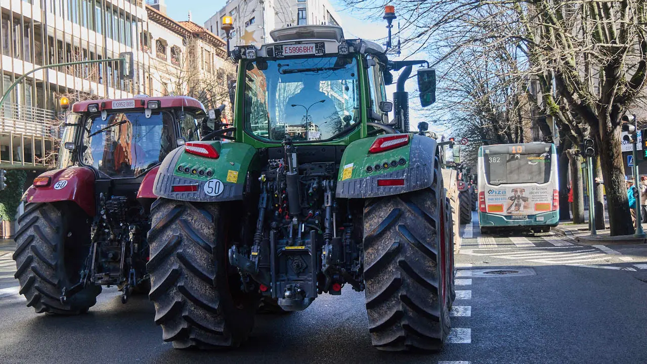 Tractorada en Pamplona contra las pol&iacute;ticas europeas del sector primario y en rechazo al acuerdo de Mercosur. I&Ntilde;IGO ALZUGARAY