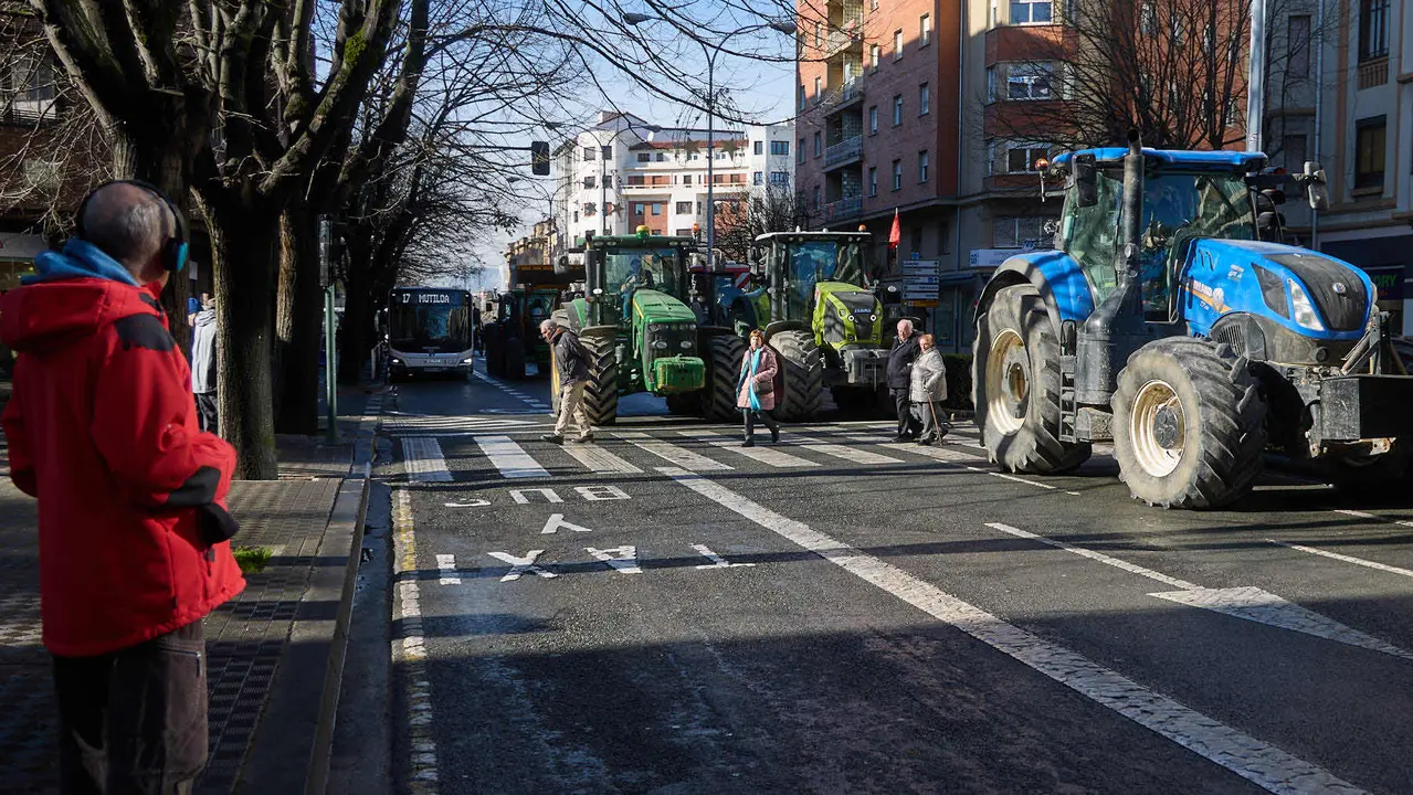 Tractorada en Pamplona contra las pol&iacute;ticas europeas del sector primario y en rechazo al acuerdo de Mercosur. I&Ntilde;IGO ALZUGARAY