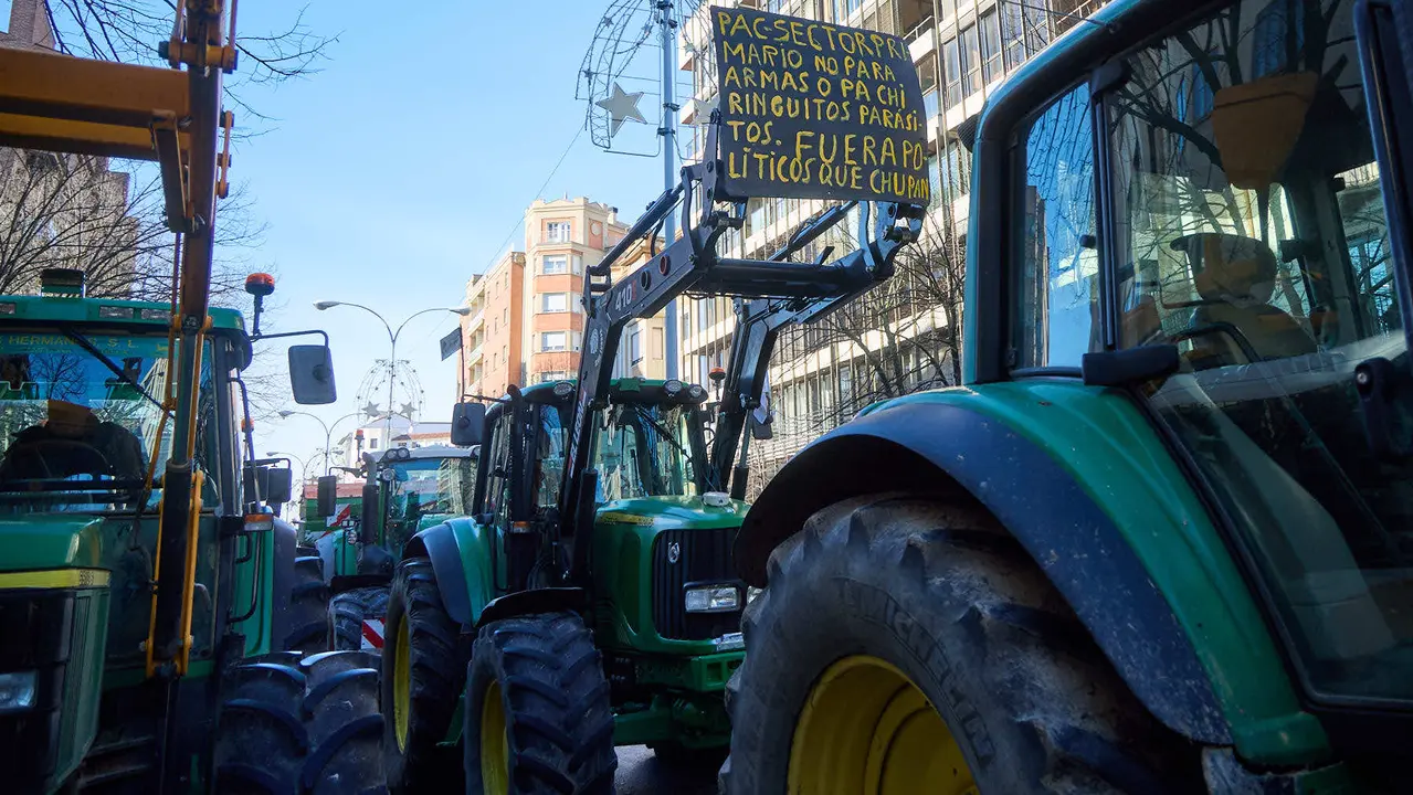 Tractorada en Pamplona contra las pol&iacute;ticas europeas del sector primario y en rechazo al acuerdo de Mercosur. I&Ntilde;IGO ALZUGARAY