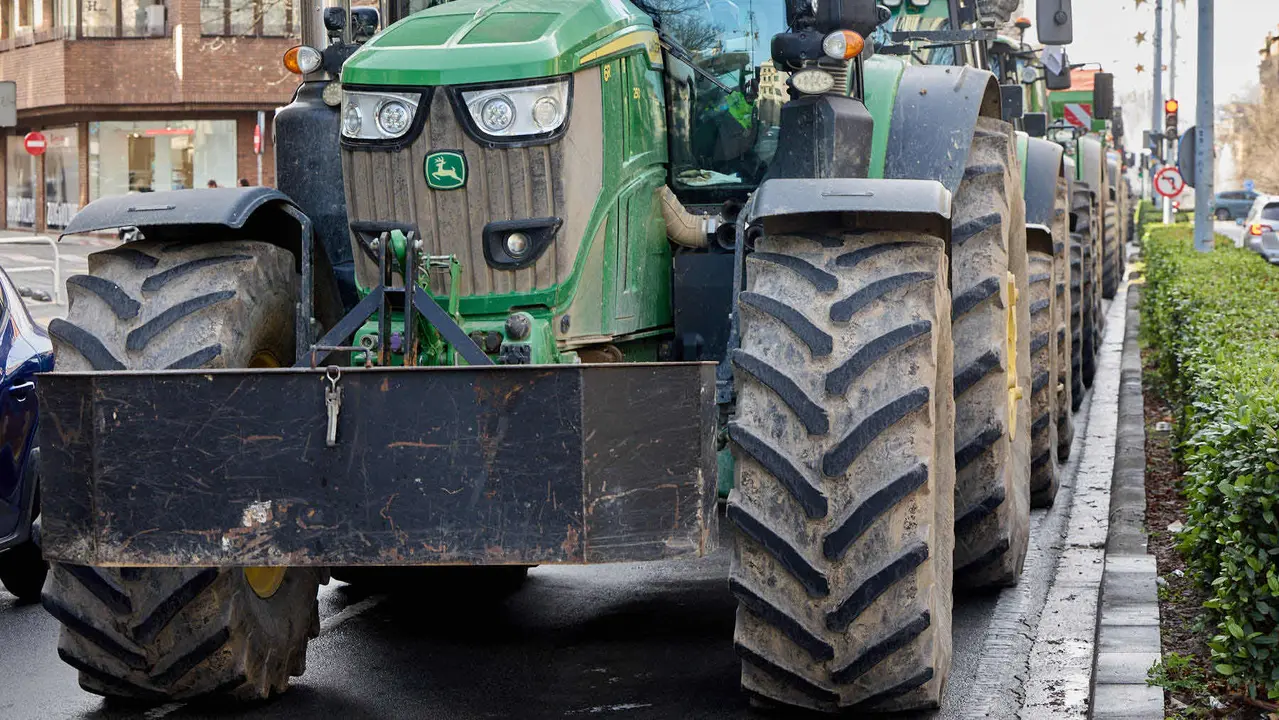 Tractorada en Pamplona contra las pol&iacute;ticas europeas del sector primario y en rechazo al acuerdo de Mercosur. I&Ntilde;IGO ALZUGARAY