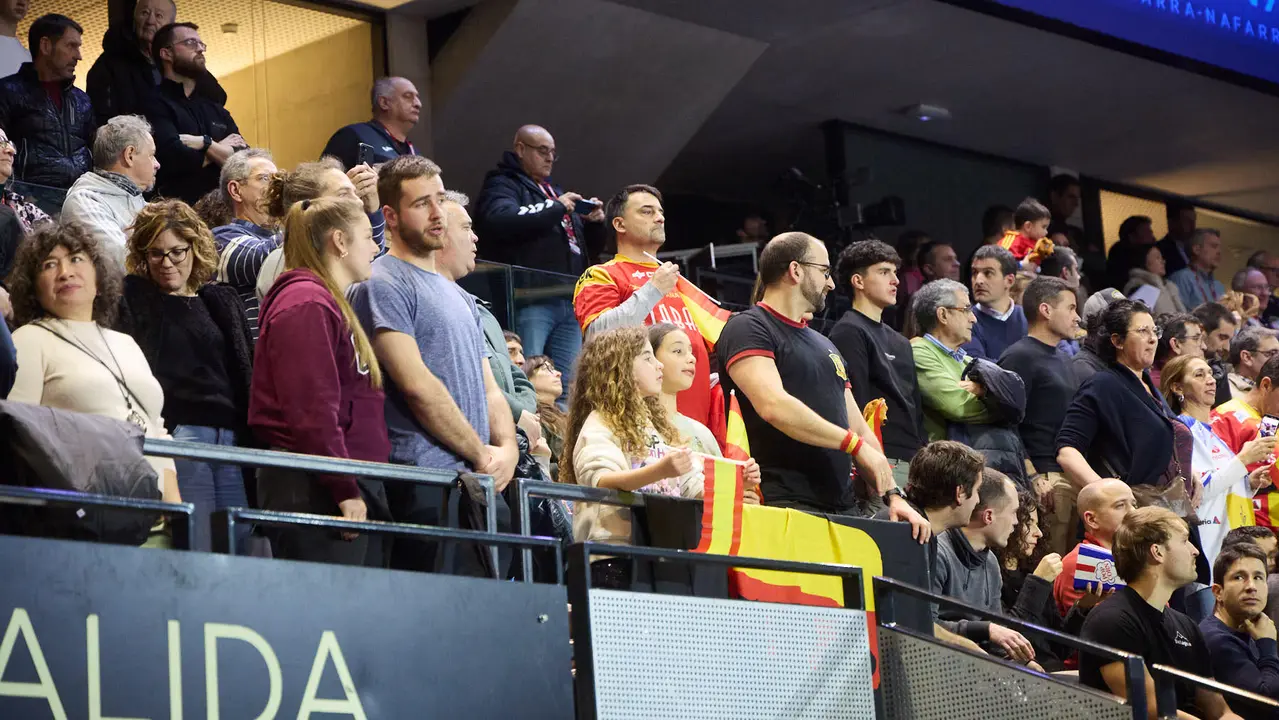 Partido de balonmano entre Espa&ntilde;a y Eslovaquia en el pabell&oacute;n Navarra Arena de Pamplona. I&Ntilde;IGO ALZUGARAY