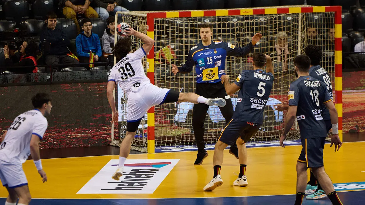 Partido de balonmano entre Espa&ntilde;a y Eslovaquia en el pabell&oacute;n Navarra Arena de Pamplona. I&Ntilde;IGO ALZUGARAY