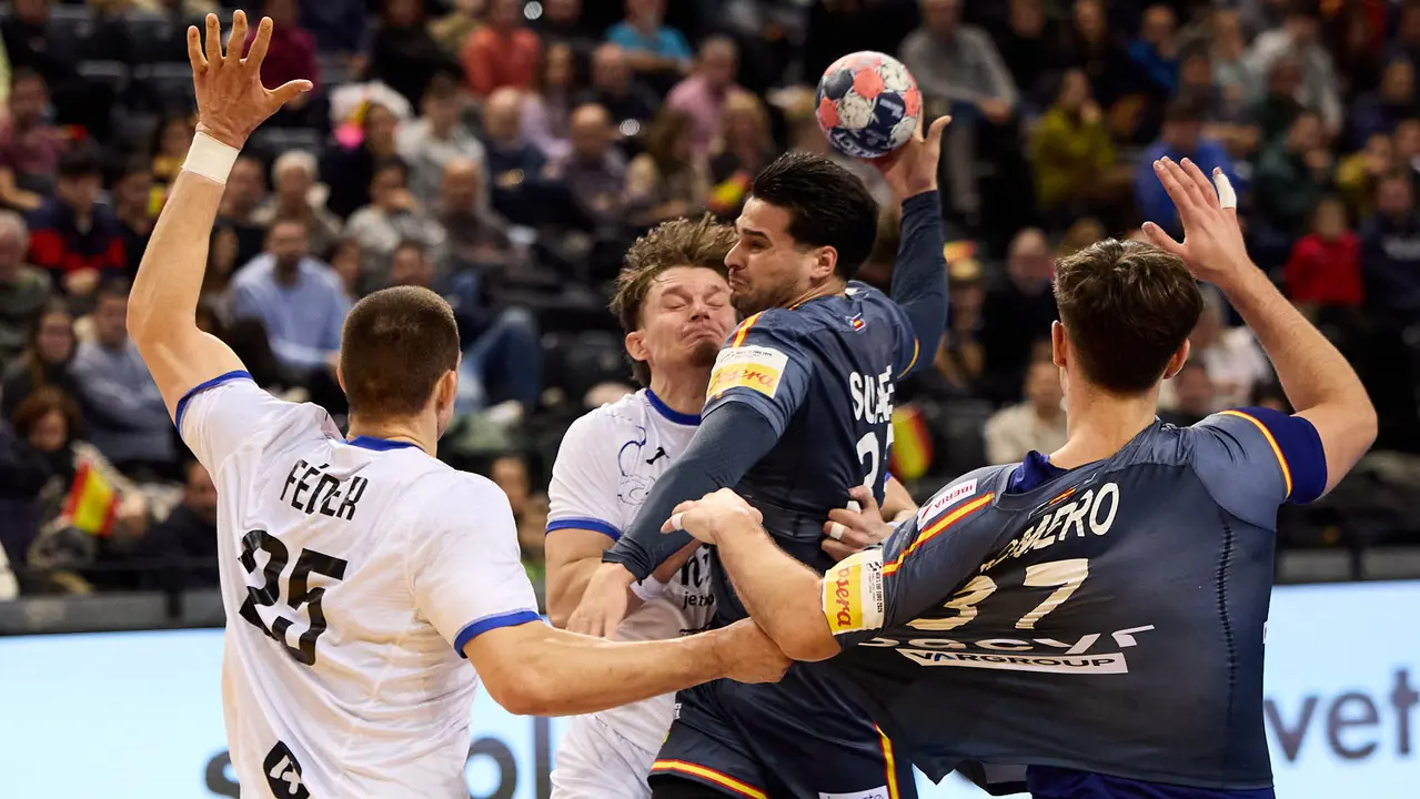 Partido de balonmano entre Espa&ntilde;a y Eslovaquia en el pabell&oacute;n Navarra Arena de Pamplona. I&Ntilde;IGO ALZUGARAY