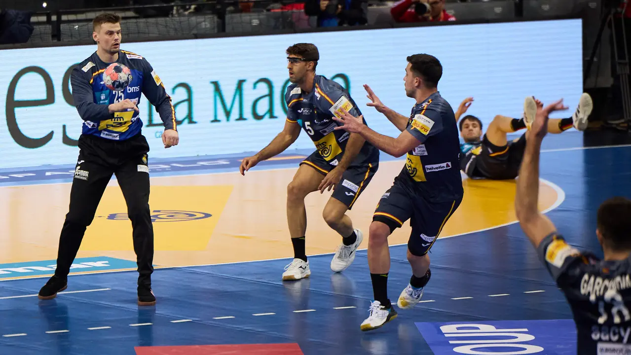 Partido de balonmano entre Espa&ntilde;a y Eslovaquia en el pabell&oacute;n Navarra Arena de Pamplona. I&Ntilde;IGO ALZUGARAY